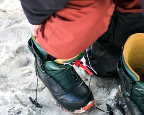Solomon-Charm-Ski-Boots-on-BridgeTownHerald